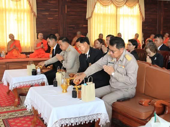 ร่วมเป็นเกียรติและทอดผ้าไตรบังสุกุลในงานฌาปนกิจศพ เด็กชายยศพนธ์ ศิริไพบูลย์