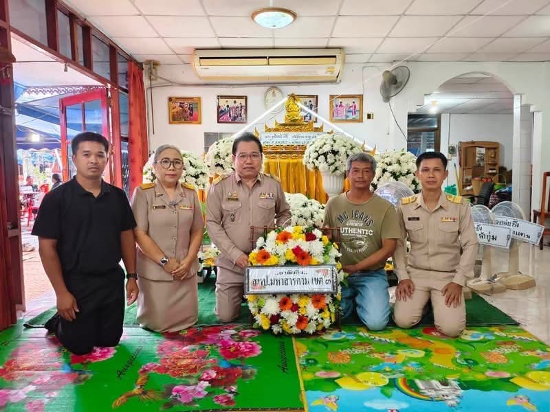 ร่วมวางพวงหรีดงานศพของนางชุลีรัตน์ เชื้อพันธุ์ลาน ครูชำนาญการพิเศษโรงเรียนบ้านหนองแสง